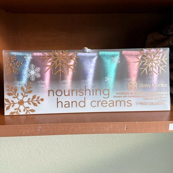 3/$10 SPECIAL! NWT Daisy Fuentes Holidays 7-pc Nourishing Hand Cream - Picture 2 of 8